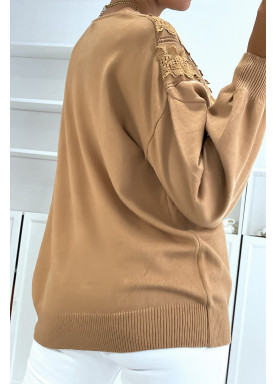 Pull camel pour femme en col V avec motif en dentelle - 1