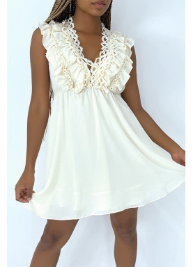 Petite robe écru fluide avec détails volants et broderie sur le haut - 1