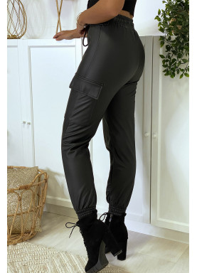 Pantalon cargo noir en simili - 5