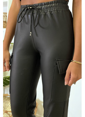 Pantalon cargo noir en simili - 7