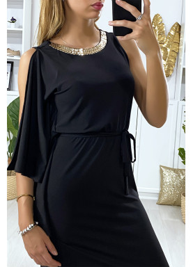 Longue robe noir avec volant sur une manche et accessoire doré au col - 4